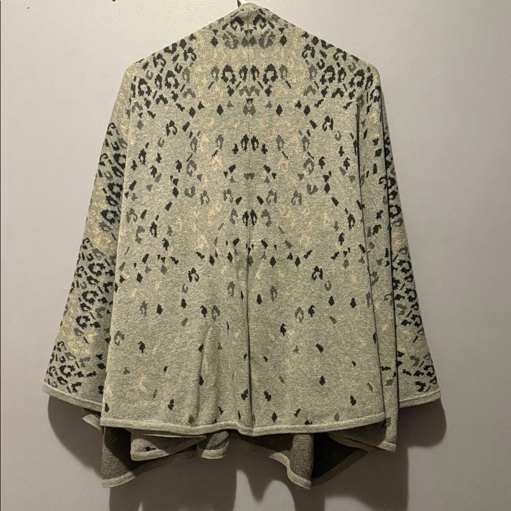 Cabi Gray Leopard Print Open Front Poncho O/S - Picture 2 of 8